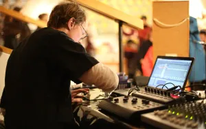 Sound Designer: Die wichtigsten Grundlagen für deine Karriere als digitaler Nomade leicht gemacht